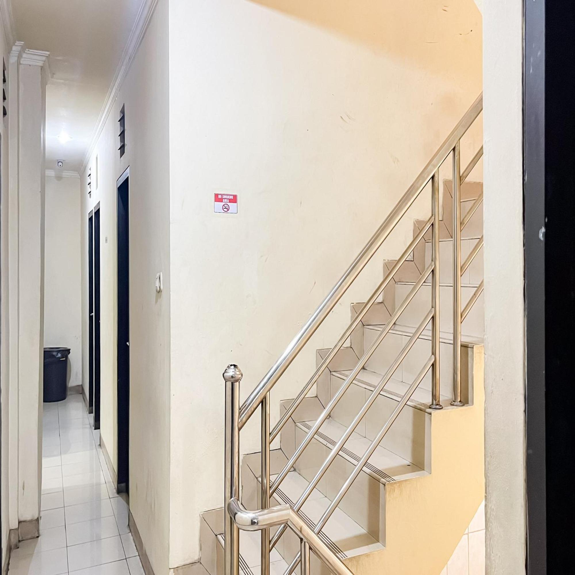 Arcadia Rooms Redpartner Giacarta Esterno foto
