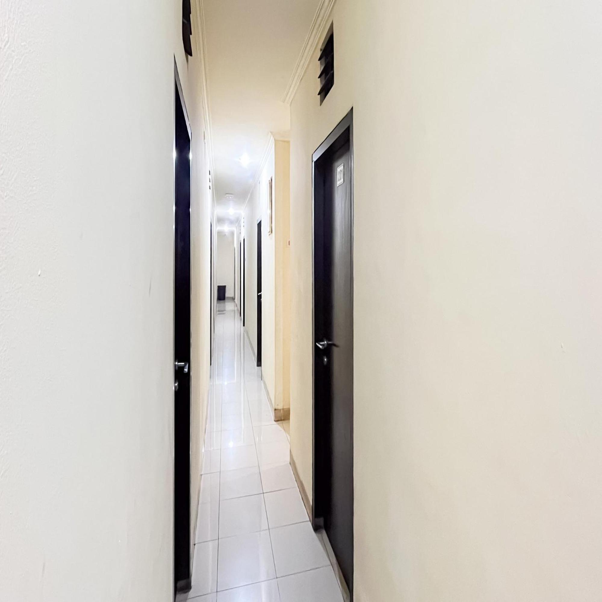 Arcadia Rooms Redpartner Giacarta Esterno foto