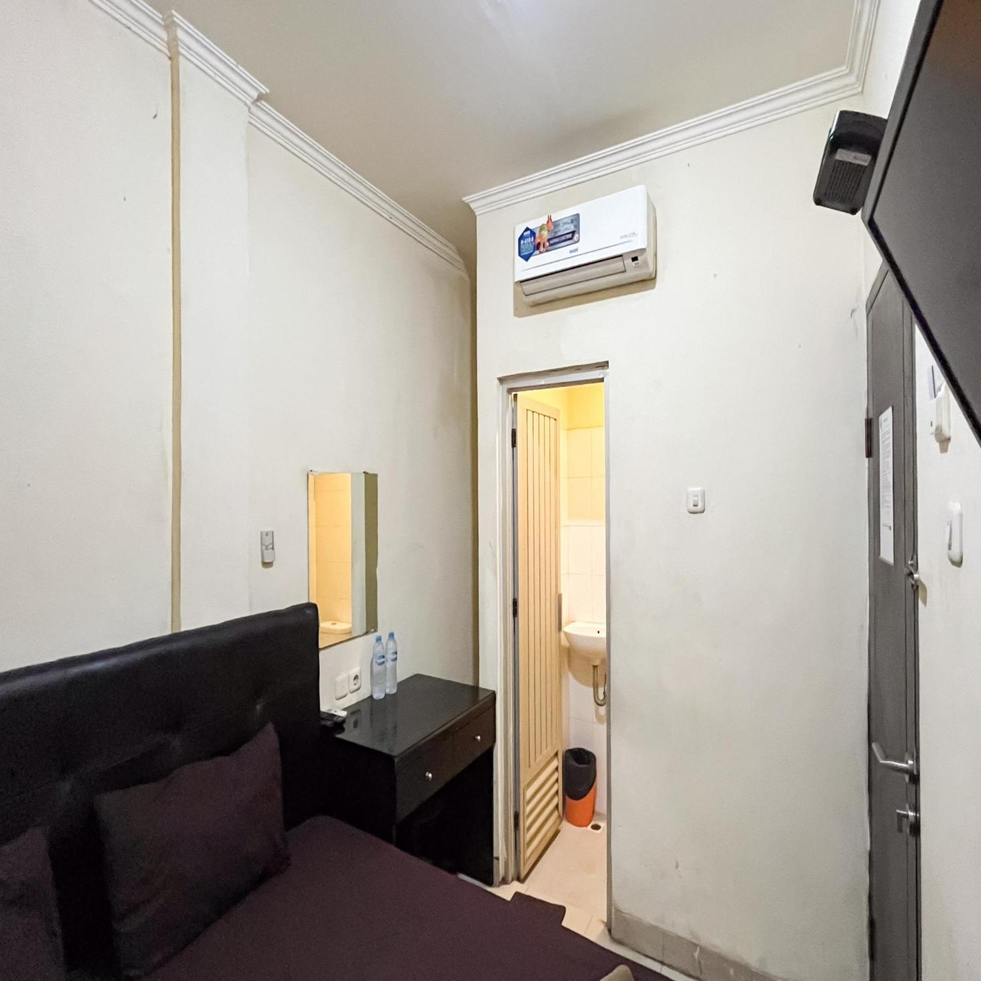 Arcadia Rooms Redpartner Giacarta Esterno foto
