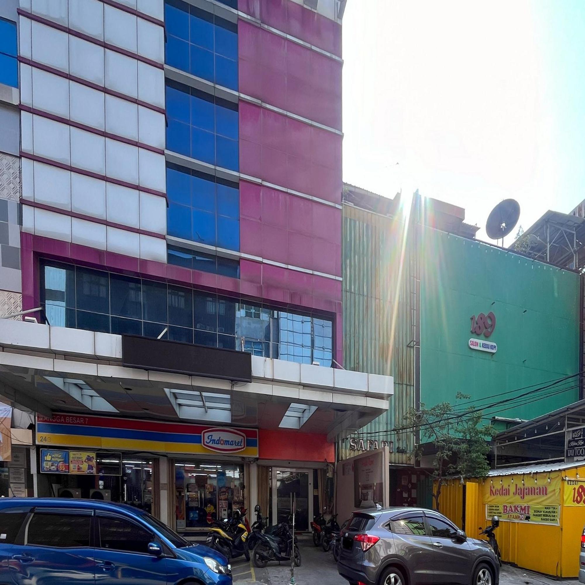 Arcadia Rooms Redpartner Giacarta Esterno foto
