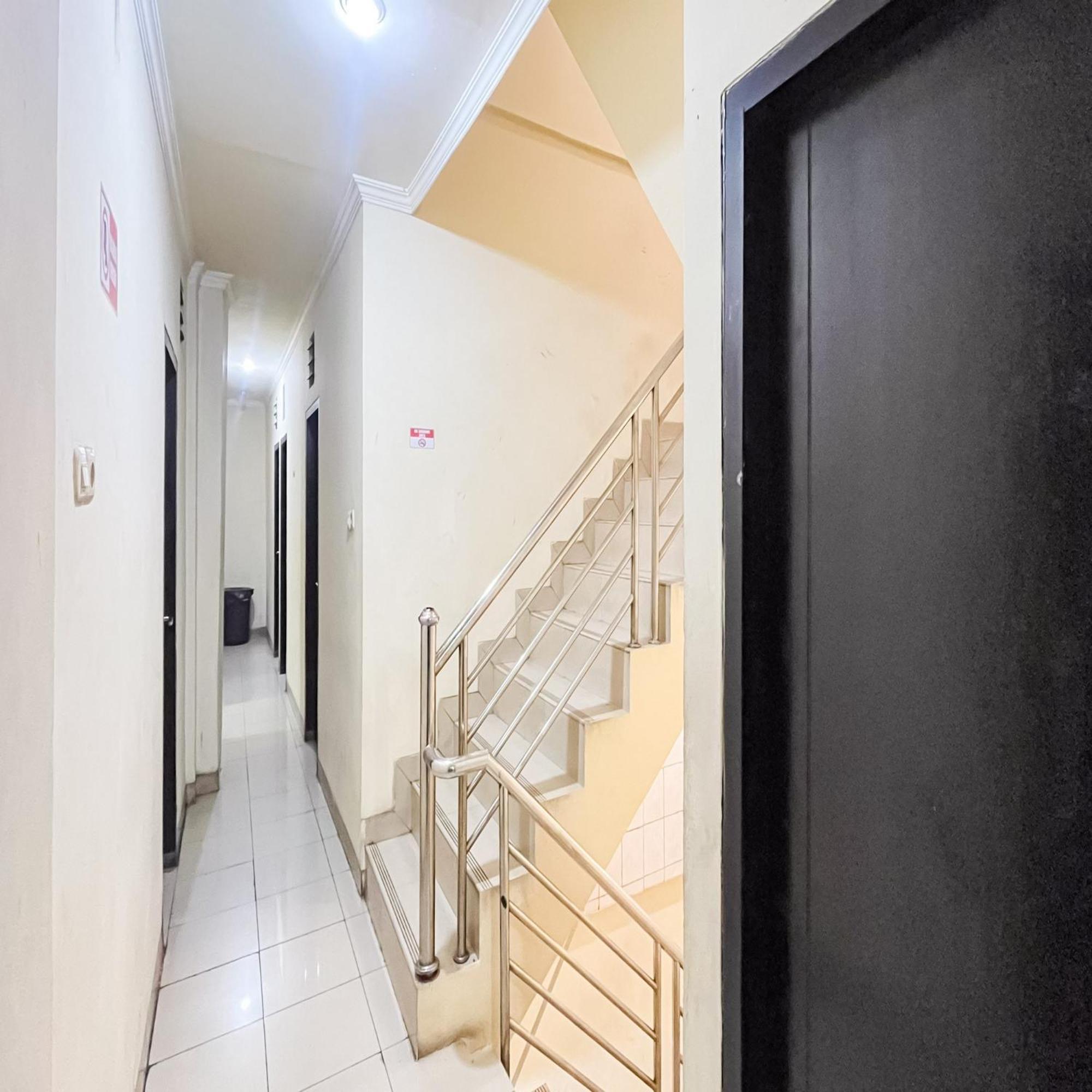Arcadia Rooms Redpartner Giacarta Esterno foto